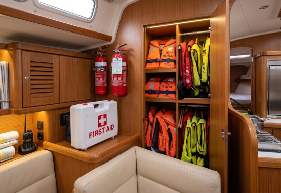 Огнетушители и спасжилеты в салоне яхты