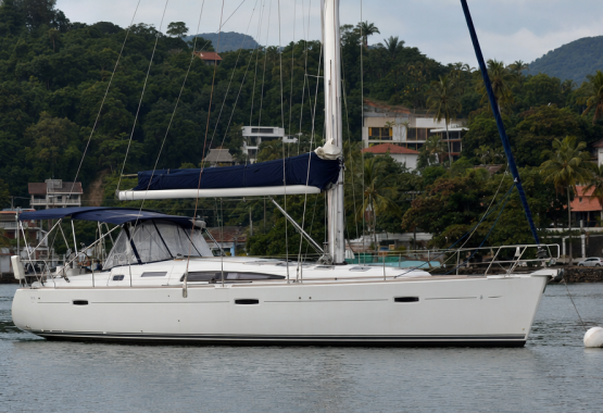 Beneteau Oceanis 46 на стоянке у берега в Бразилии