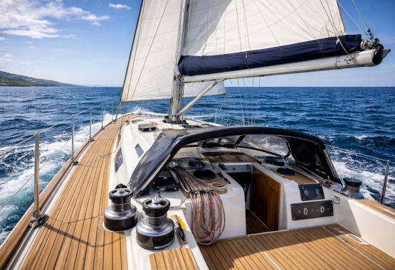 Грот и стаксель на яхте